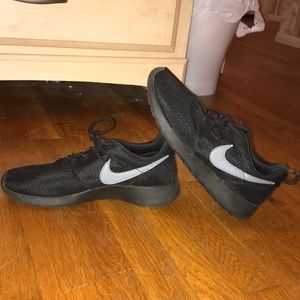 NIKE BLACK ROSHE SNEAKERS